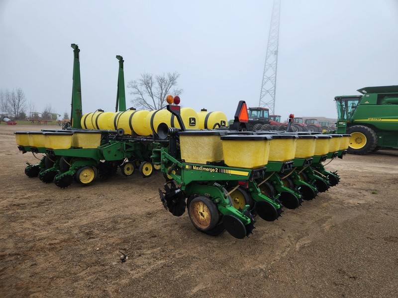 Planting Equipment  John Deere 7200 Planter Photo